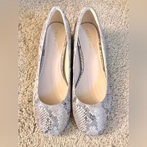 NEW Cole Haan Grand Iridescent Grey Snakeskin Pattern Leather Heel Pumps 5.5B US